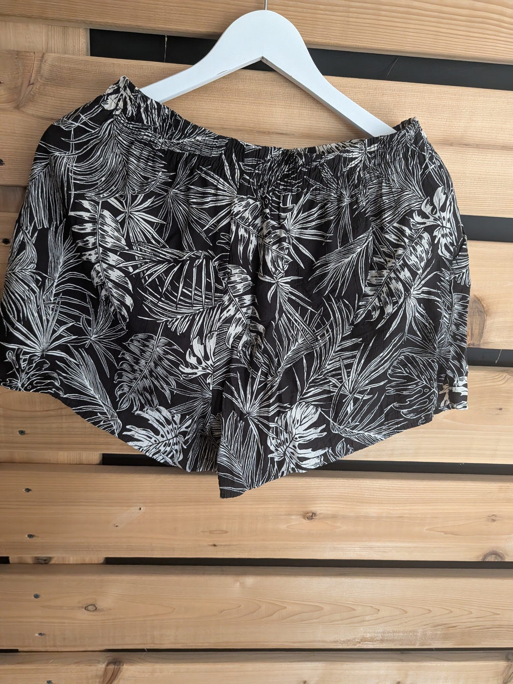 Black Tropical Print Women's Shorts